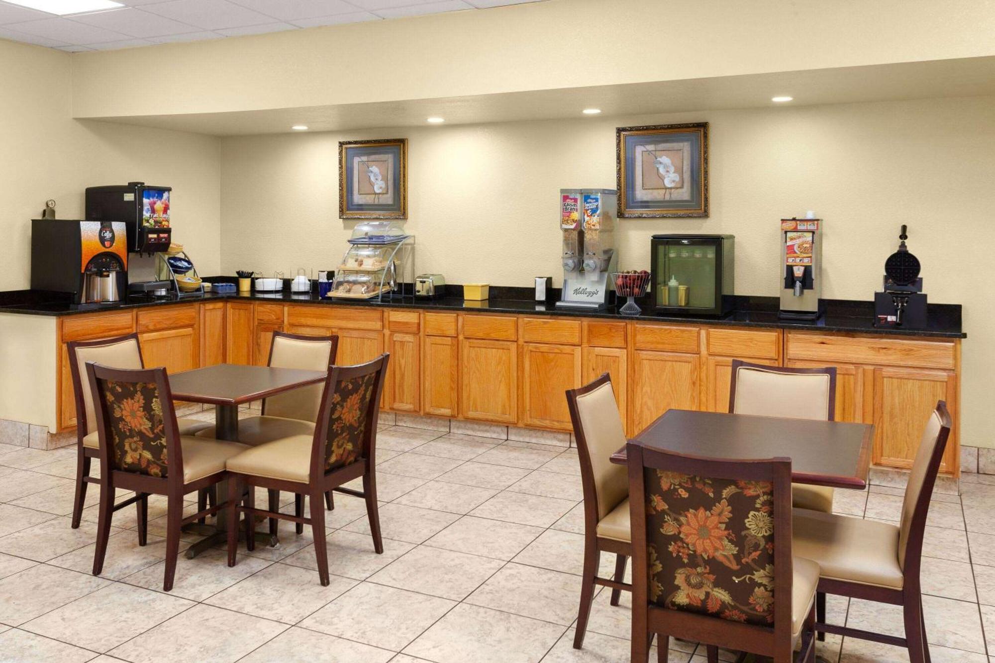 Days Inn By Wyndham Shelby Exterior photo