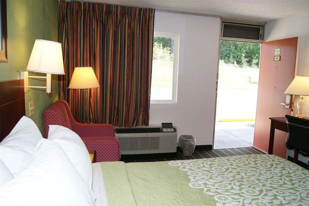 Days Inn By Wyndham Shelby Exterior photo